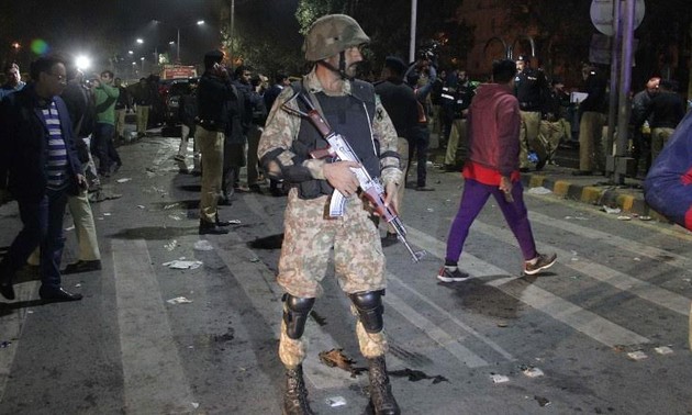 Serangan bom bunuh diri di Pakistan, menimbulkan puluhan korban