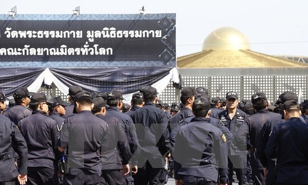 Polisi Thailand berkonfrontasi dengan sekte Dhammakaya