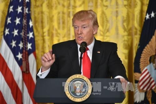 Presiden AS, Donald Trump menunda pemberlakuan dekrit imigrasi baru
