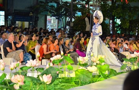 Kontes “Kelembutan busana Ao dai” memuliakan kecantikan wanita Vietnam
