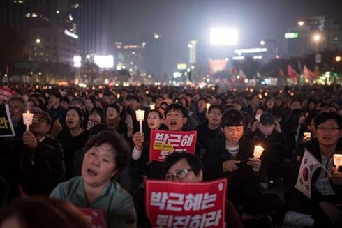 Demonstrasi - demontrasi besar-besaran diadakan di Seoul untuk mendukung dan menentang Park Geun-hye