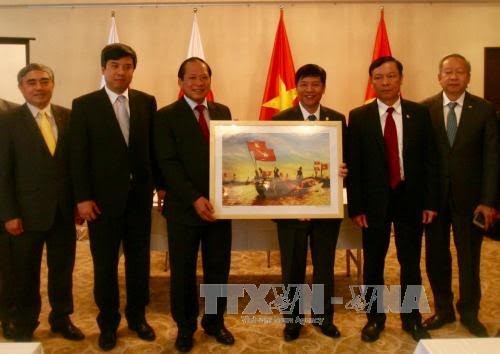 Kementerian Informasi dan Komunikasi Vietnam menyerahkan pameran foto dan promosi film “Menemukan Vietnam 2017” di Jepang