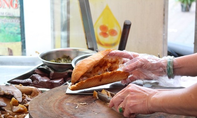 Kuliner jalanan kota Ho Chi Minh yang kental dengan daya hidup dan budaya