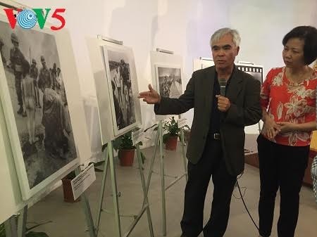 Fotografer Nick Ut menyampaikan foto “Si Anak Napalm” kepada Museum Wanita Vietnam