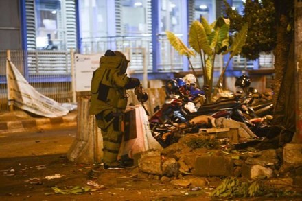  Dua ledakan berturut-turut di Jakarta menimbulkan korban