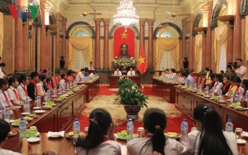  Presiden Vietnam, Tran Dai Quang melakukan pertemuan dengan anak-anak miskin yang belajar baik di seluruh negeri