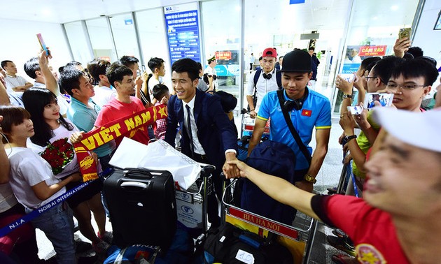 Tim sepak bola U20 Vietnam tiba di kota Hanoi setelah perjalanan di U20 World Cup
