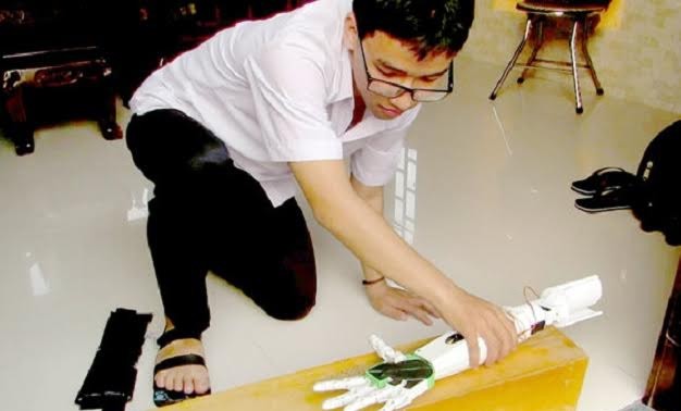 Pham Huy berhasil membuat tangan robot untuk para penderita cacat tangan