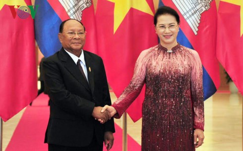  Ketua MN Vietnam, Nguyen Thi Kim Ngan melakukan pembicaraan dengan Ketua Parlemen Kamboja, Samdech Heng Samrin