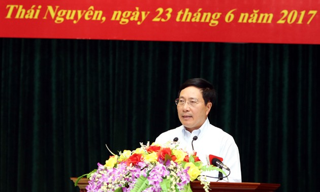 Deputi PM Vietnam, Pham Binh Minh melakukan kontak dengan para pemilih di KODAM I
