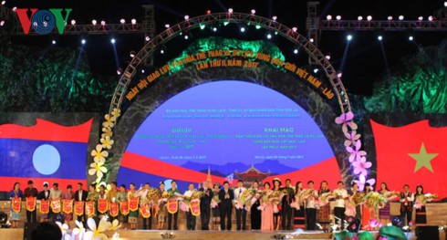  Pembukaan Hari Pesta temu pergaulan budaya, olahraga dan pariwisata di daerah perbatasan Vietnam-Laos
