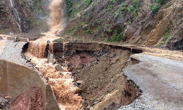  Menghadapi hujan, banjir dan tanah longsor di beberapa provinsi di daerah pegunungan di Vietnam Utara