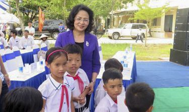  Wapres Vietnam, Dang Thi Ngoc Thinh berkunjung dan memberikan bingkisan kepada keluarga yang mendapat kebijakan prioritas di Provinsi Quang Nam