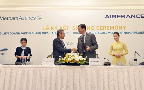  Maskapai Vietnam Airlines dan Air France menandantangani kontrak patungan kerjasama komprehensif