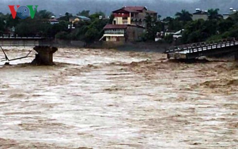  Hujan dan banjir di beberapa daerah di Vietnam menimbulkan kerugian besar tentang manusia dan harta