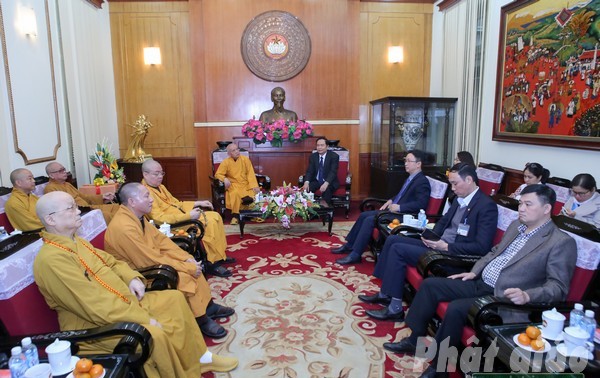  Ketua Pengurus Besar Front Tanah Air Vietnam menerima delegasi Sangha Buddha Vietnam