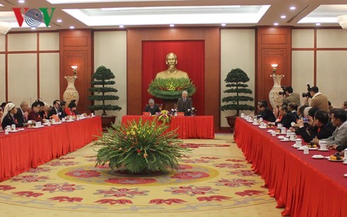 Sekjen KS PKV, Nguyen Phu Trong melakukan pertemuan dengan para utusan etnis minoritas yang tipikal
