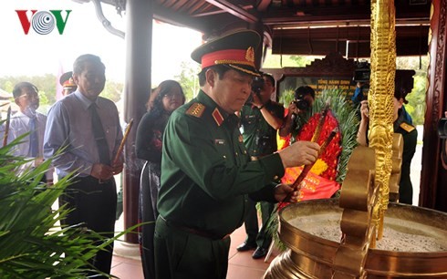 Jenderal Ngo Xuan Lich membakar hio untuk mengenangkan para martir di Kotamadya Long Khanh, Provinsi Dong Nai