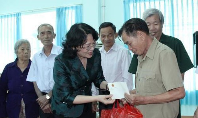 Wapres Vietnam, Dang Thi Ngoc Thinh mengunjungi para kepala keluarga dan memberikan beasiswa di Provinsi Binh Phuoc