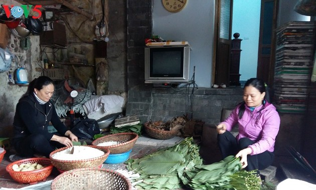 Adat membungkus kue Chung pada Hari Raya Tet dari orang Vietnam