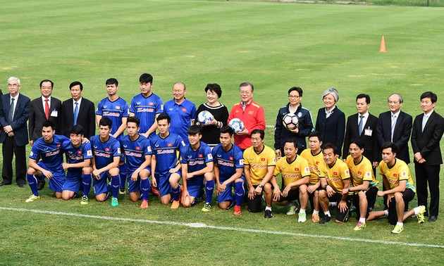   Presiden Republik Korea, Moon Jae-in melakukan pertemuan dengan tim sepak bola U-23 Vietnam