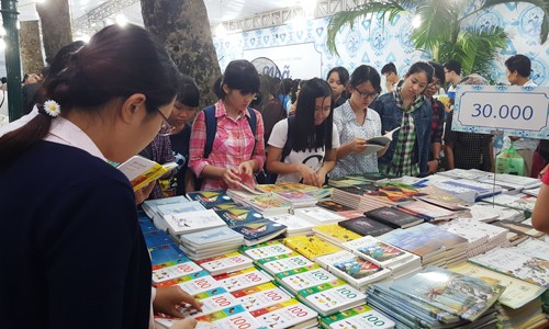 Memperkenalkan 50.000 judul buku dalam rangka Hari Buku Vietnam kali ke-5
