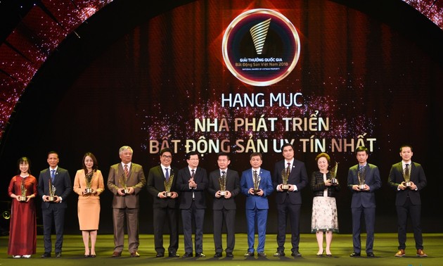 Limapuluh empat investor menerima Penghargaan Properti Nasional tahun 2018