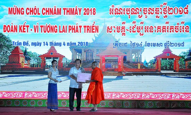   Warga etnis minoritas Khmer menyambut Hari Raya Tet Chol Chnam Thmay “Bersatu – Demi perkembangan masa depan”