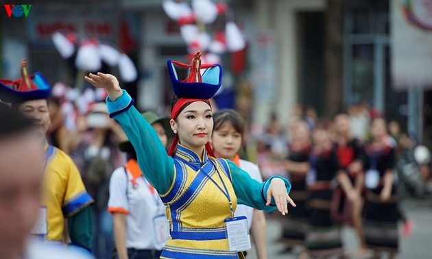 Banyak program kesenian Festival Hue menyerap kedatangan banyak pengunjung
