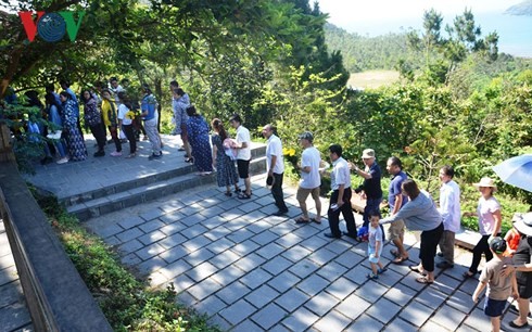 Para wisatawan datang berziarah di makam Jenderal Vo Nguyen Giap
