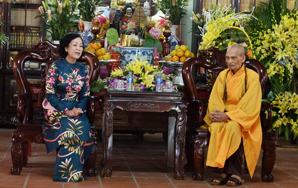  Kepala Departemen Penggerakan Massa Rakyat KS PKV, Truong Thi Mai mengunjungi Dewan Pembina Sangha Buddha Vietnam