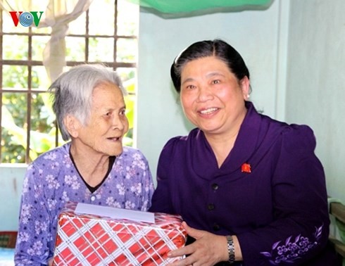 Wakil Harian Ketua MN Viet Nam, Tong Thi Phong mengunjungi keluarga-keluarga yang mendapat kebijakan prioritas di Kota Da Nang