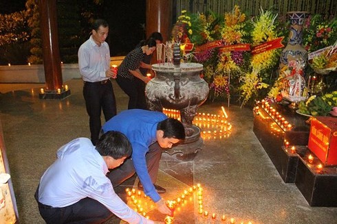 Lebih dari 500 orang peserta menyalakan lilin ucapan terima kasih di Situs peninggalan sejarah Simpang Tiga Dong Loc