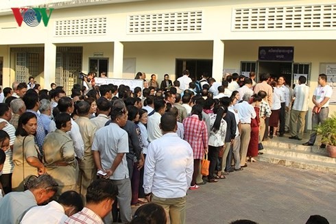 Para pemilih Kamboja memulai pemungutan suara dalam pemilu parlemen angkatan VI
