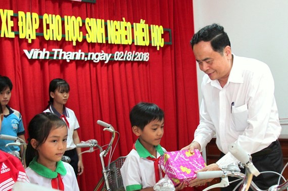 Ketua Pengurus Besar Front Tanah Air Viet Nam, Tran Thanh Man menyampaikan beasiswa kepada para pelajar miskin di Kabupaten Vinh Thanh, Kota Can Tho