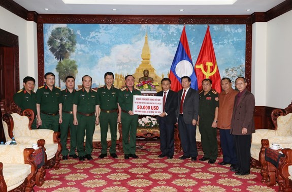 Kementerian Pertahanan Viet Nam membantu Pemerintah dan rakyat Laos mengatasi akibat bobolnya waduk hidrolistrik Sepien Senamnoi
