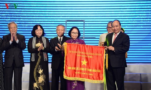 Acara penyampaian Gelar Pahlawan Angkatan Bersenjata Rakyat kepada Radio Giai Phong