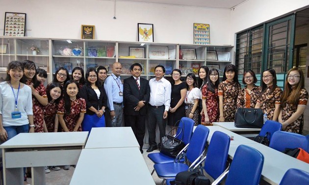 Kalangan muda Viet Nam dengan bahasa Indonesia