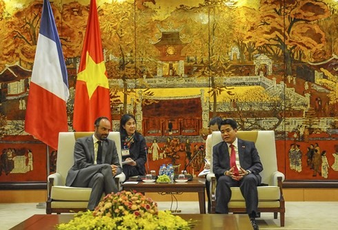 Ketua Komite Rakyat Kota Ha Noi bertemu dengan PM Perancis