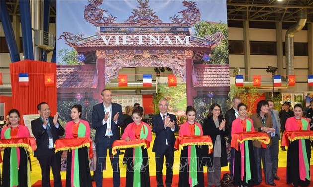 Menyosialiasikan kebudayaan dan pariwisata Viet Nam pada Pekan Raya Grenoble (Perancis)
