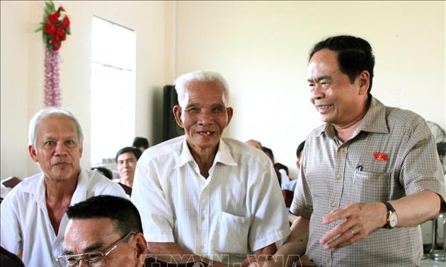 Ketua Pengurus Besar Front Tanah Air Viet Nam melakukan kontak dengan para pemilih Kota Can Tho