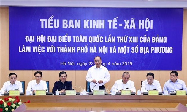 Sub-komisi Sosial-Ekonomi melakukan temu kerja dengan pemimpin daerah-daerah di Vietnam Utara