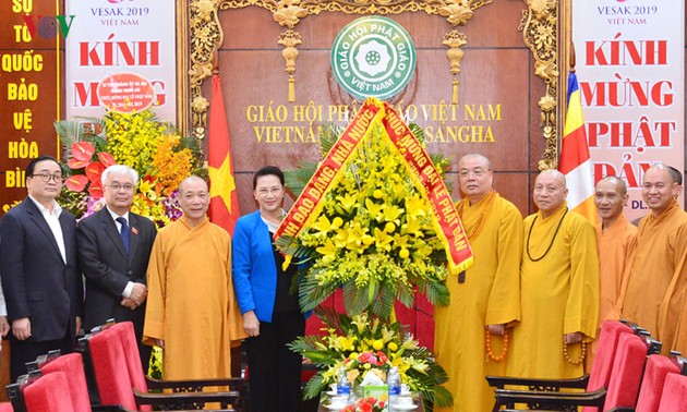 Ketua MN Vietnam, Nguyen Thi Kim Ngan berkunjung dan mengucapkan selamat kepada Dewan Pengurus Pusat Sangha Buddha Vietnam