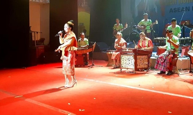 Rombongan kesenian Laos memperkuat temu pergaulan dan belajar pengalaman di Festival Musik ASEAN
