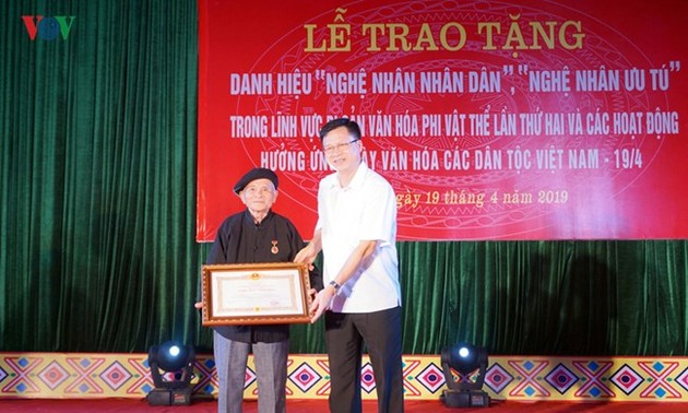 Artisan Hoang Hoa sepenuh hati dengan kebudayaan etnis-etnis minoritas Tay  dan Nung