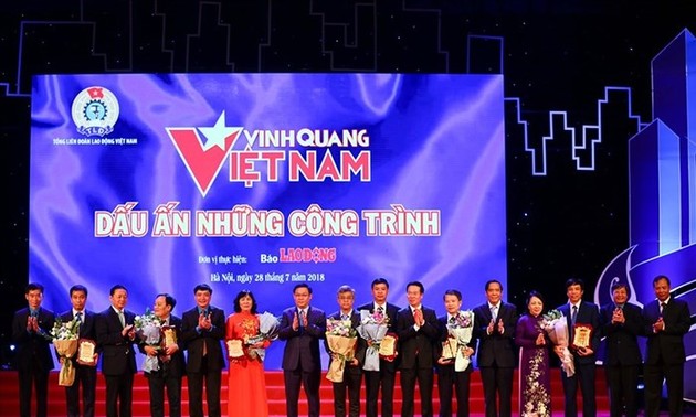 Memuliakan 19 kolektif dan perseorangan dalam Program “Jayalah Vietnam” yang ke-15