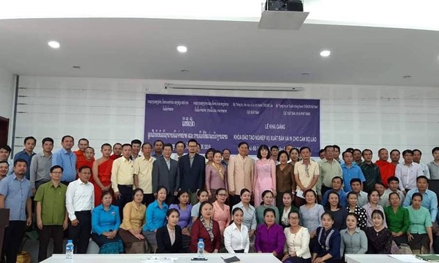 Menatar kejuruan penerbitan untuk pejabat Laos