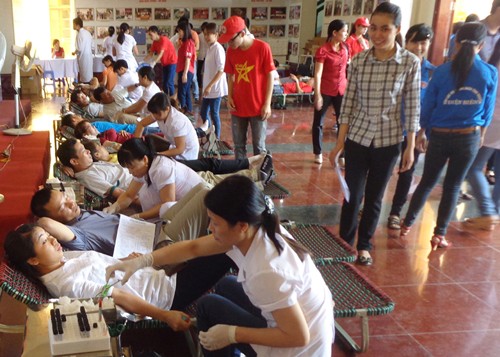 Program “Perjalanan Darah Merah” dan acara memuliakan para penyumbang darah sukarela berlangsung di Provinsi Dien Bien