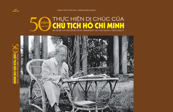 Memperkenalkan buku foto “50 tahun pelaksanaan Testamen Presiden Ho Chi Minh”