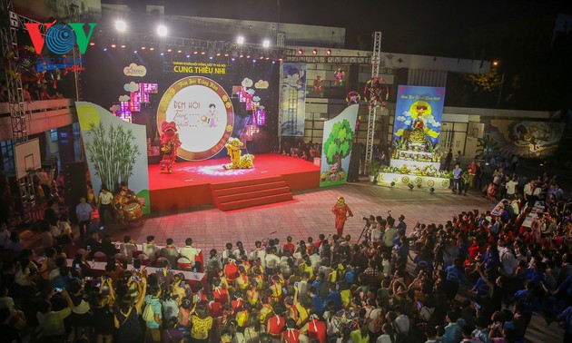 Malam Festival Bulan Purnama yang penuh suara tawa dari anak-anak